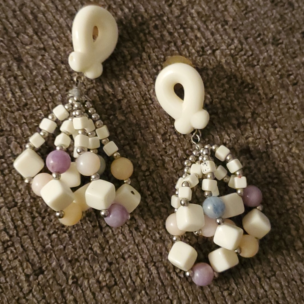 3 for $20 🤑Vintage plastic earrings(2 pair) - Picture 3 of 3